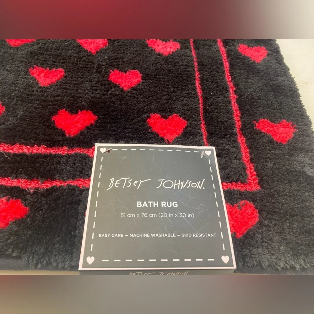 Betsey Johnson ❤️So soft Heart pattern Bath Rug Black/ Pink 20x30”New